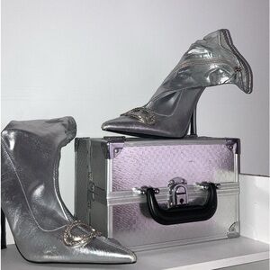 Silver heel with front detail